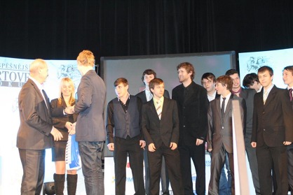 Junioři přebírají svou cenu Junioři přebírají svou cenu