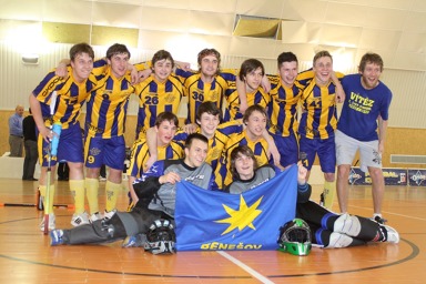 Vítězný benešovský tým juniorů: horní řada (zleva): Vorel, Jaeger, Lukáš, Váňa, Chrpa Marek, Čepela, Vnouček, trenér Mičlo, dole (zleva) Vyhnal, Hýbek, Benačan, zcela dole brankáři Martin Chrpa, Krátký 